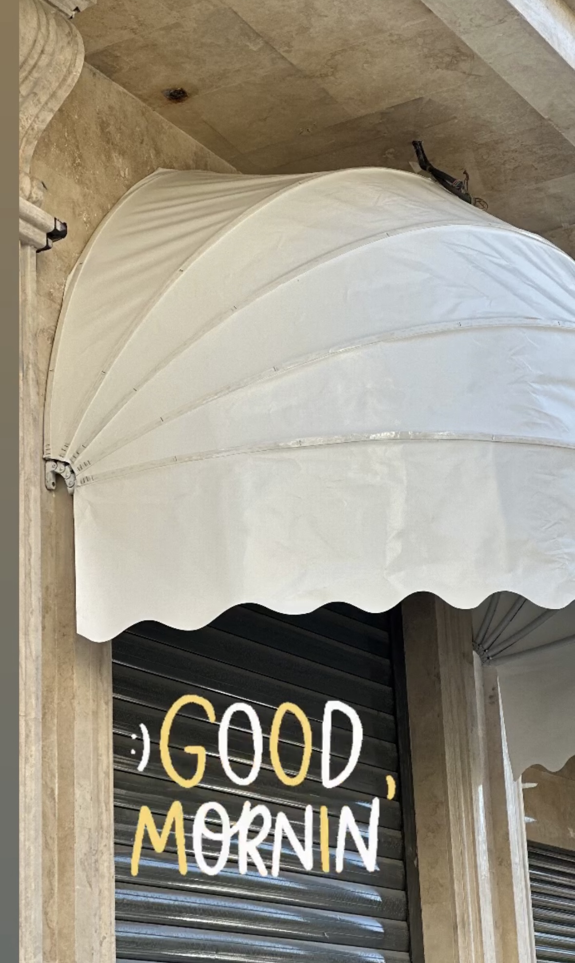 سایبان دکوراتیو هلالی نصب شده