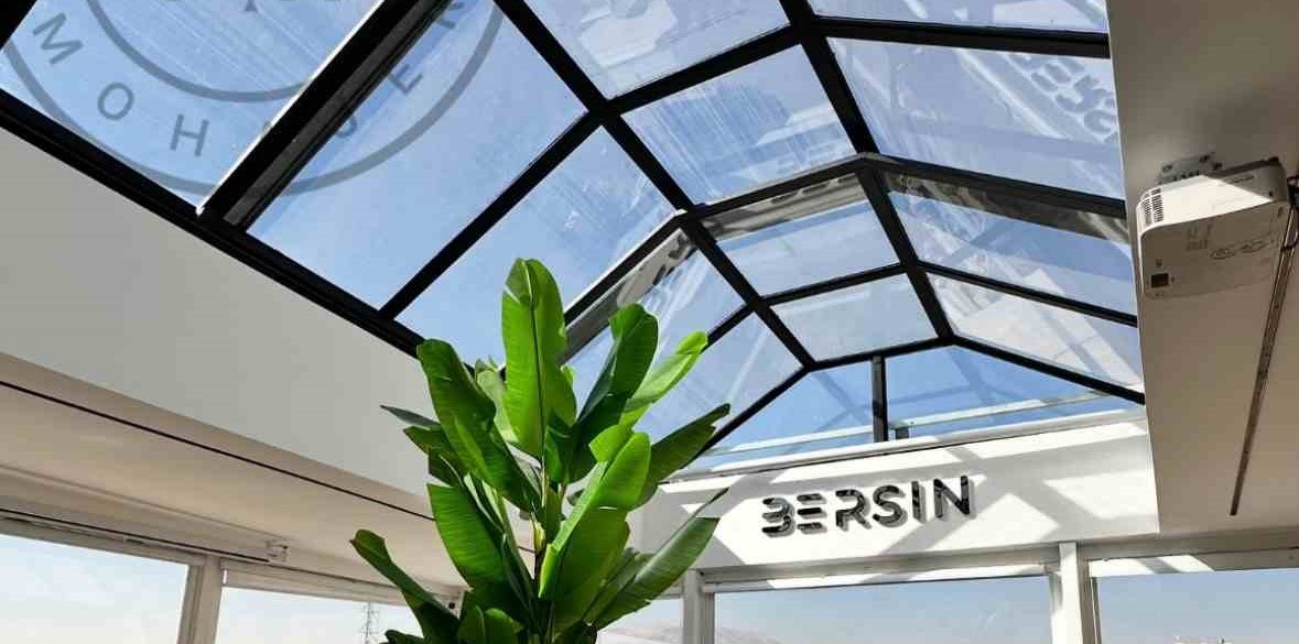 سایبان ریلی شیشه‌ای مدرن؛ سقف متحرک لوکس برای استخر، روف‌گاردن و کافه‌های خاص