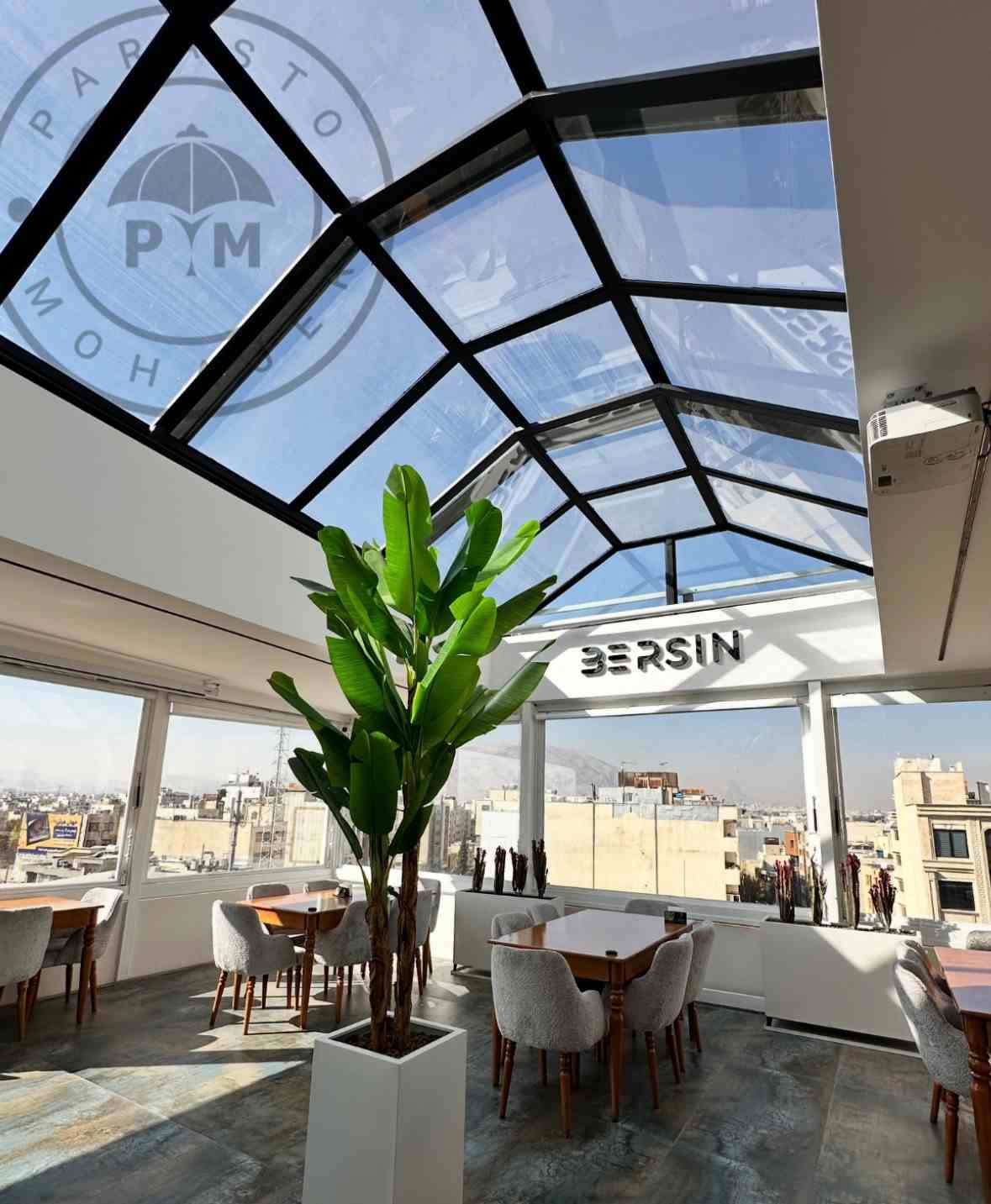 سایبان ریلی شیشه‌ای مدرن